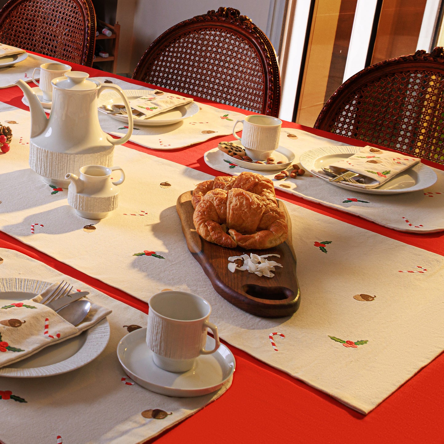 Table Runner: 15.7 × 64.9 in (40 × 165 cm)