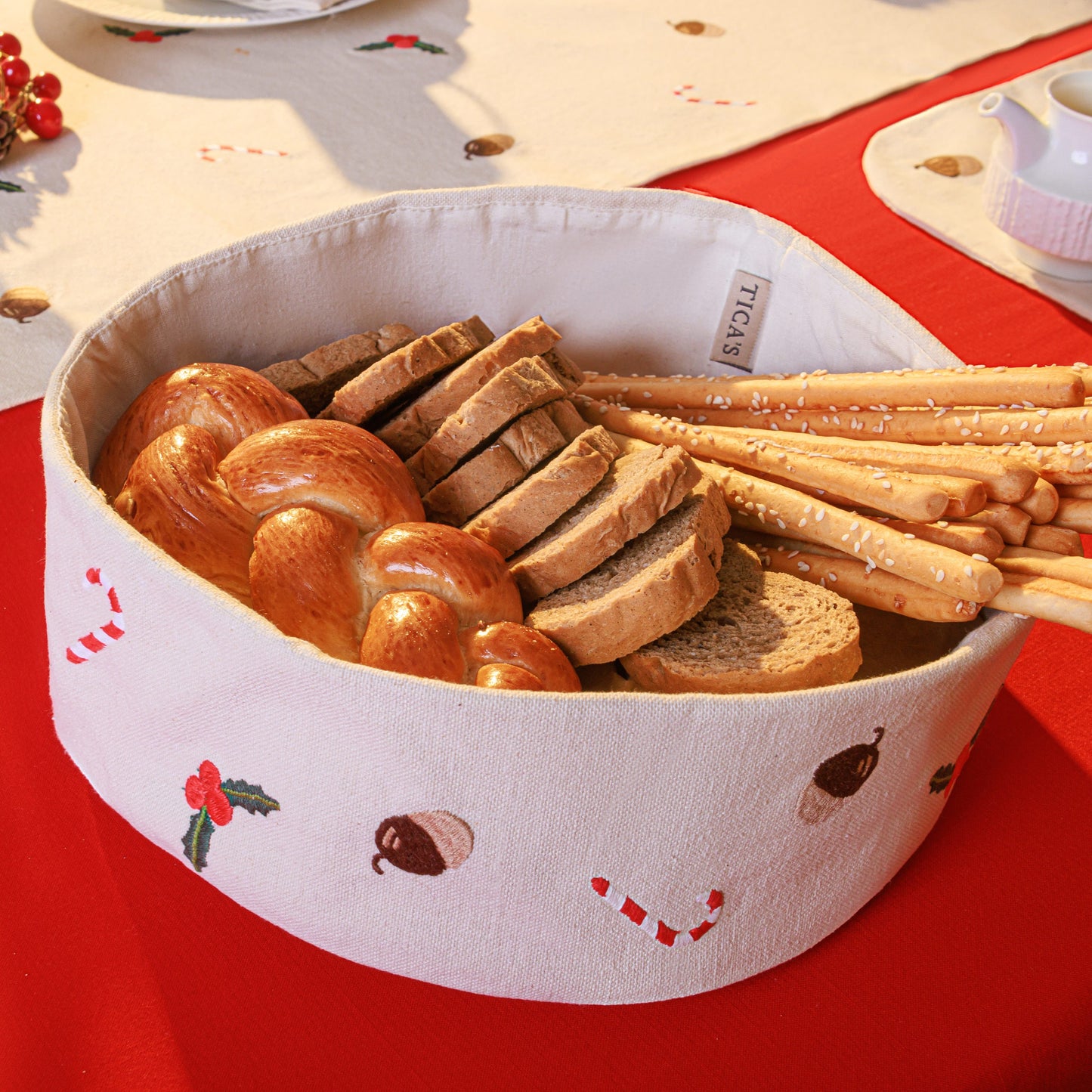 Bread Basket: 9.8 × 8.9 in (25 × 22.5 cm) – doubles as a guest towel organizer