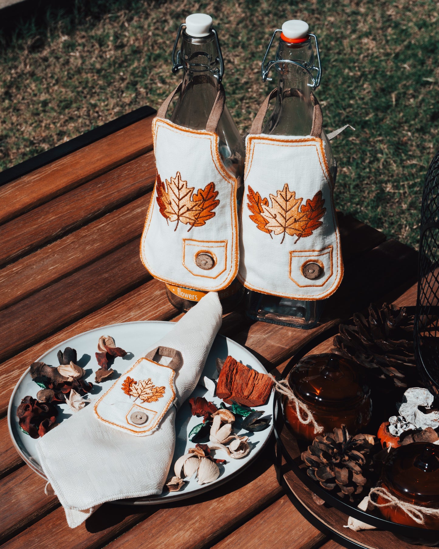 Golden Maple Apron Napkin Holder – Pure Linen Elegance