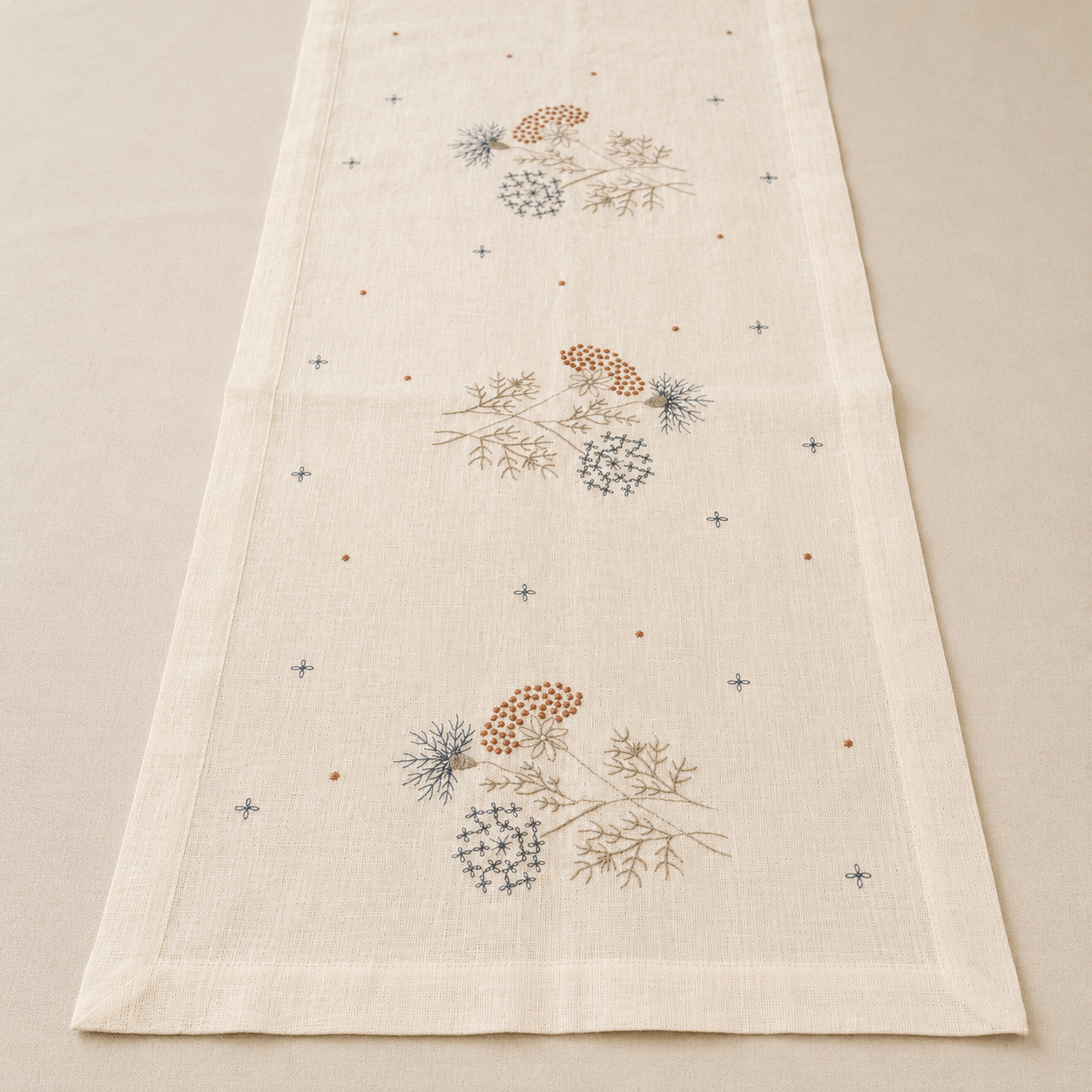 Le Bouquet Linen Table Runner