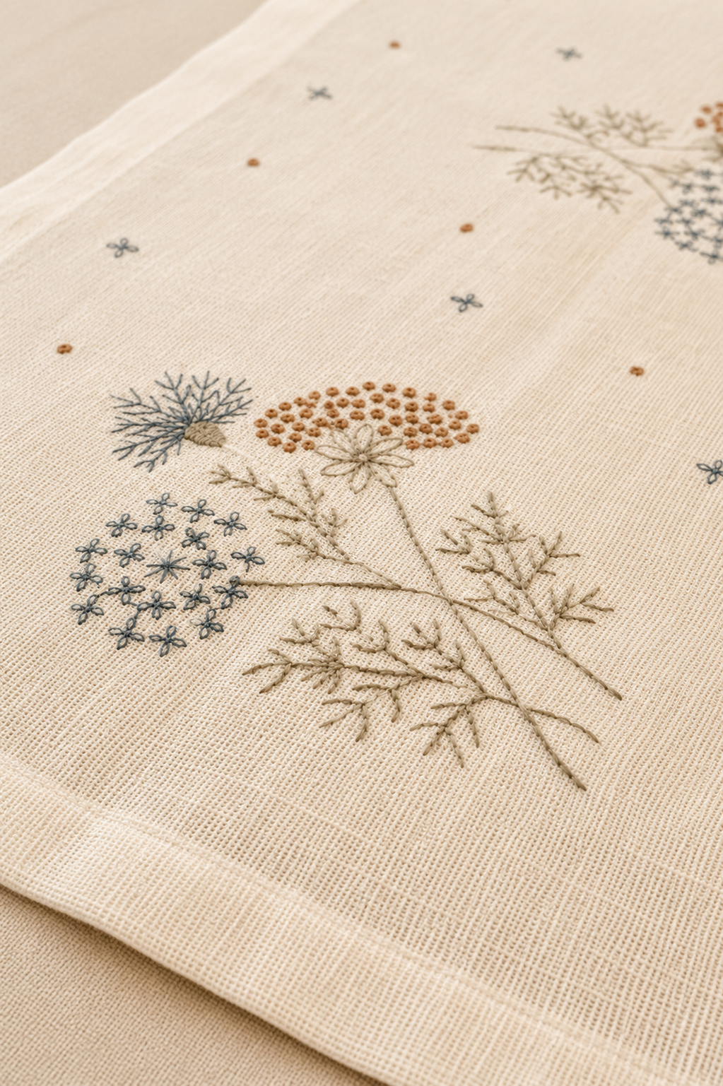 Le Bouquet Linen Table Runner