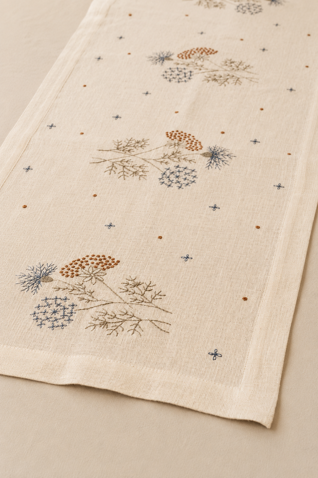 Le Bouquet Linen Table Runner