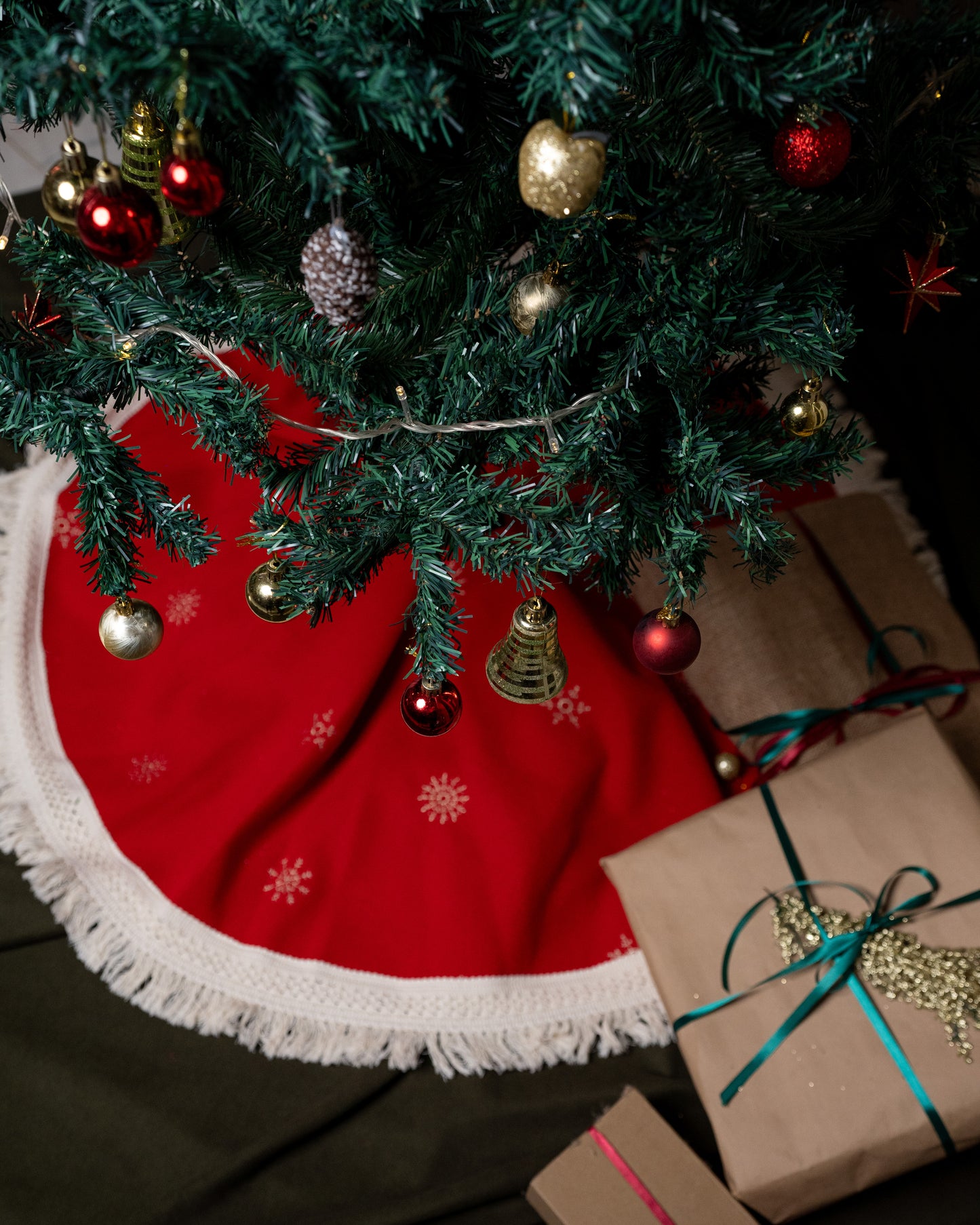 Snowflake Charm Tree Skirt – 47 in (120 cm)