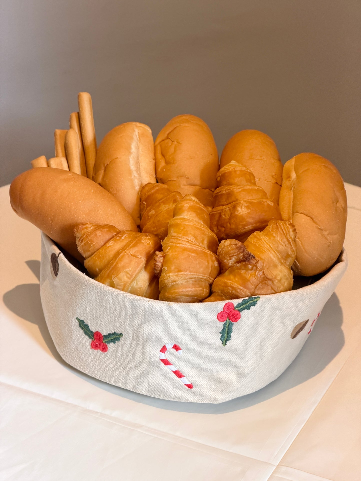 Bread Basket: 9.8 × 8.9 in (25 × 22.5 cm) – doubles as a guest towel organizer
