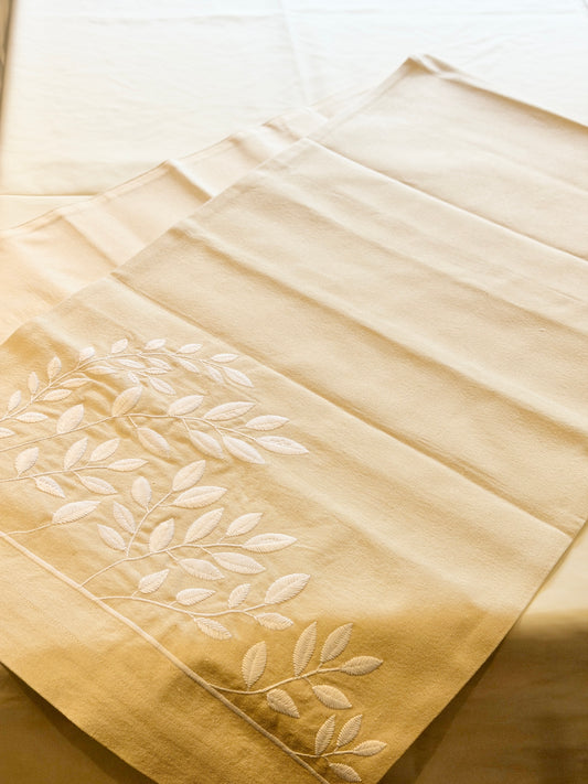 Table Runner in Ivory Bloom Leaf Design – Elegant Embroidered Cotton Canvas (15.7 × 64.9 in / 40 x 165 cm)