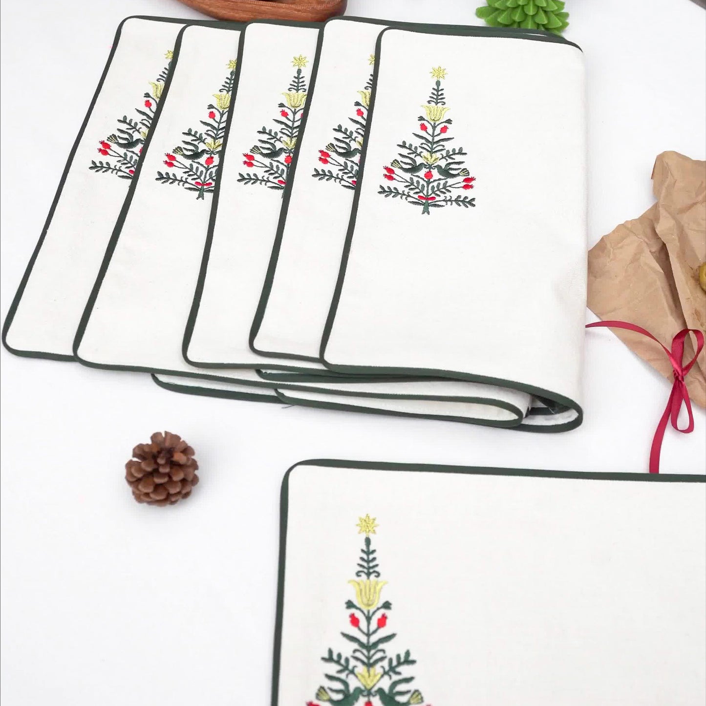 Placemat Set: 6 pieces — 12.6 × 17.9 in (32 × 45.5 cm)