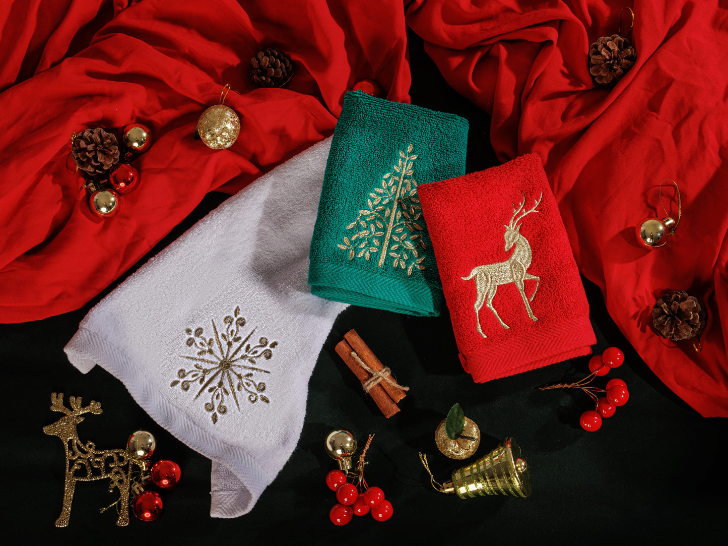 Golden Noel Guest Towels – Set of 3