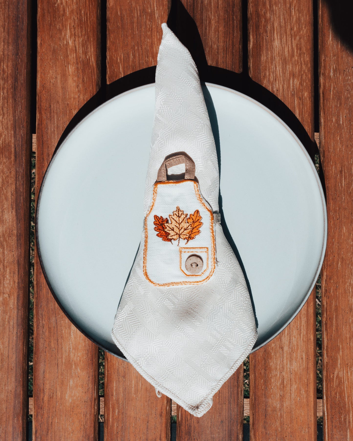 Golden Maple Apron Napkin Holder – Pure Linen Elegance