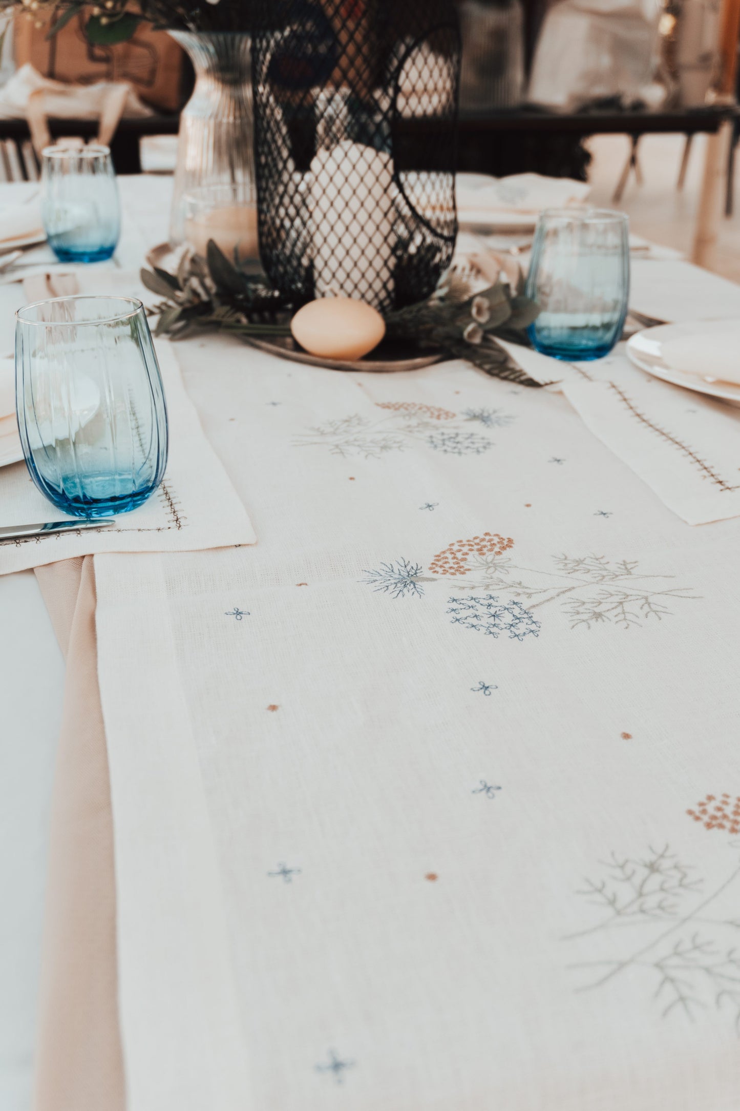 Le Bouquet Linen Table Runner