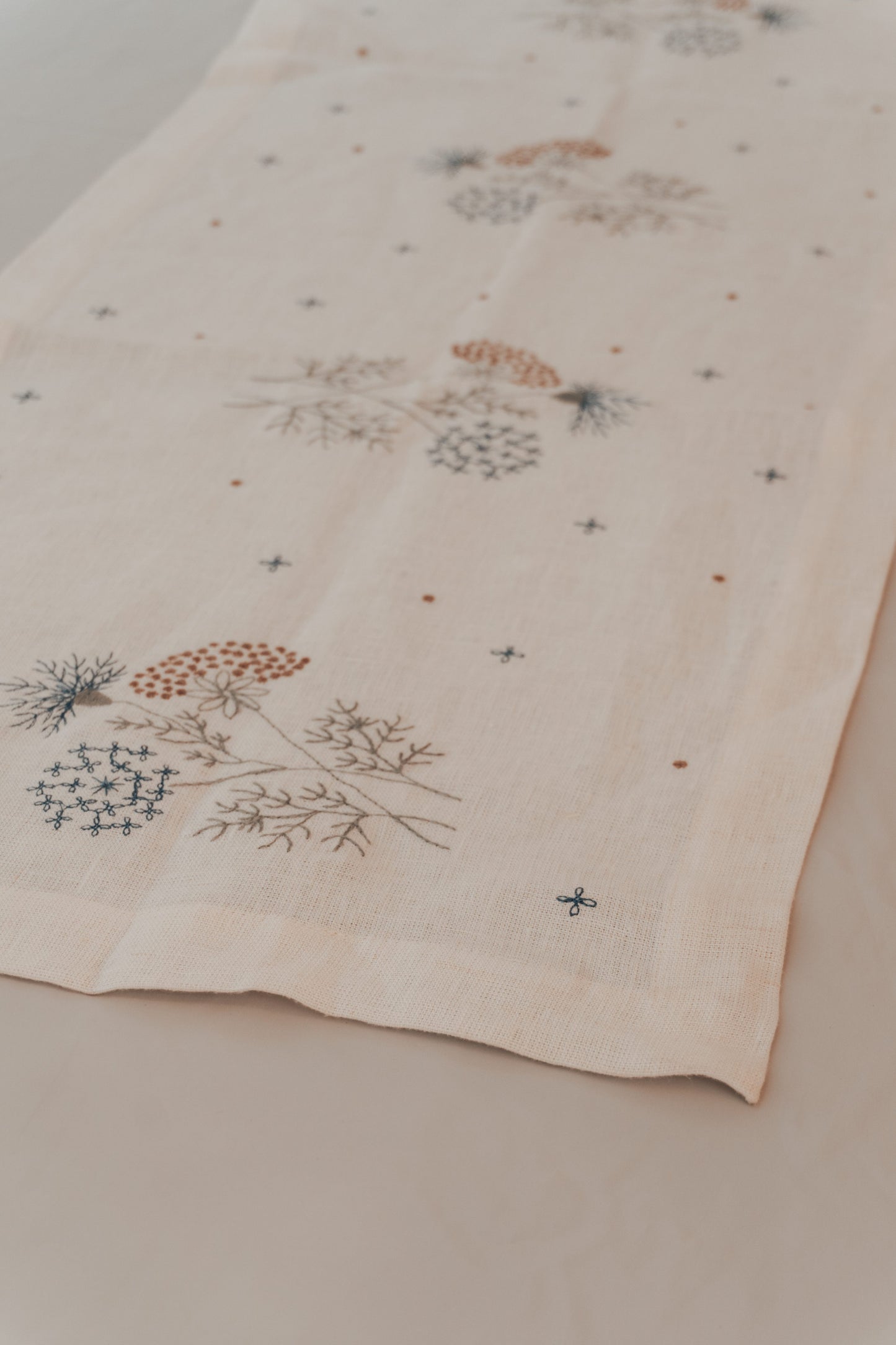 Le Bouquet Linen Table Runner