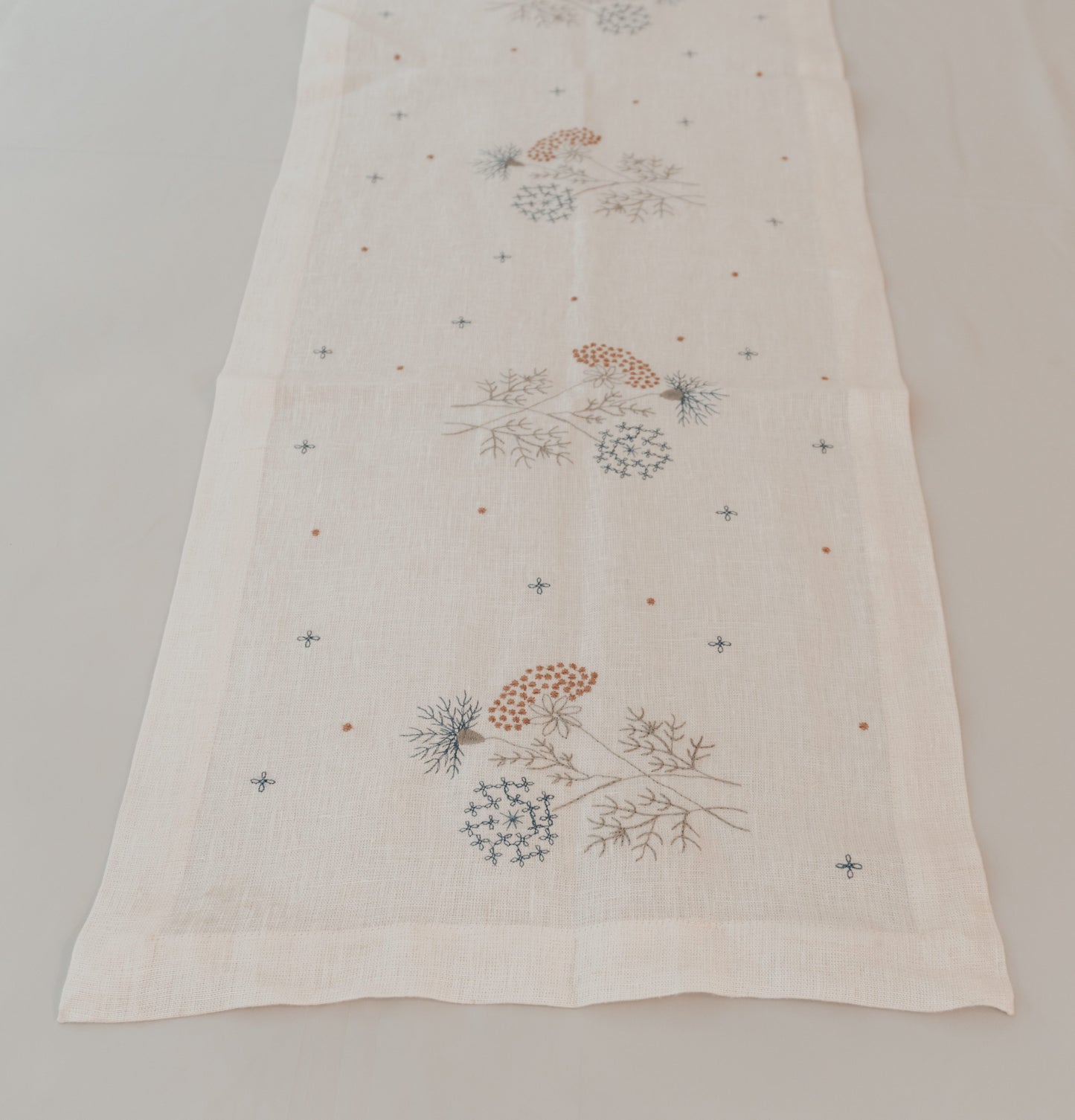 Le Bouquet Linen Table Runner