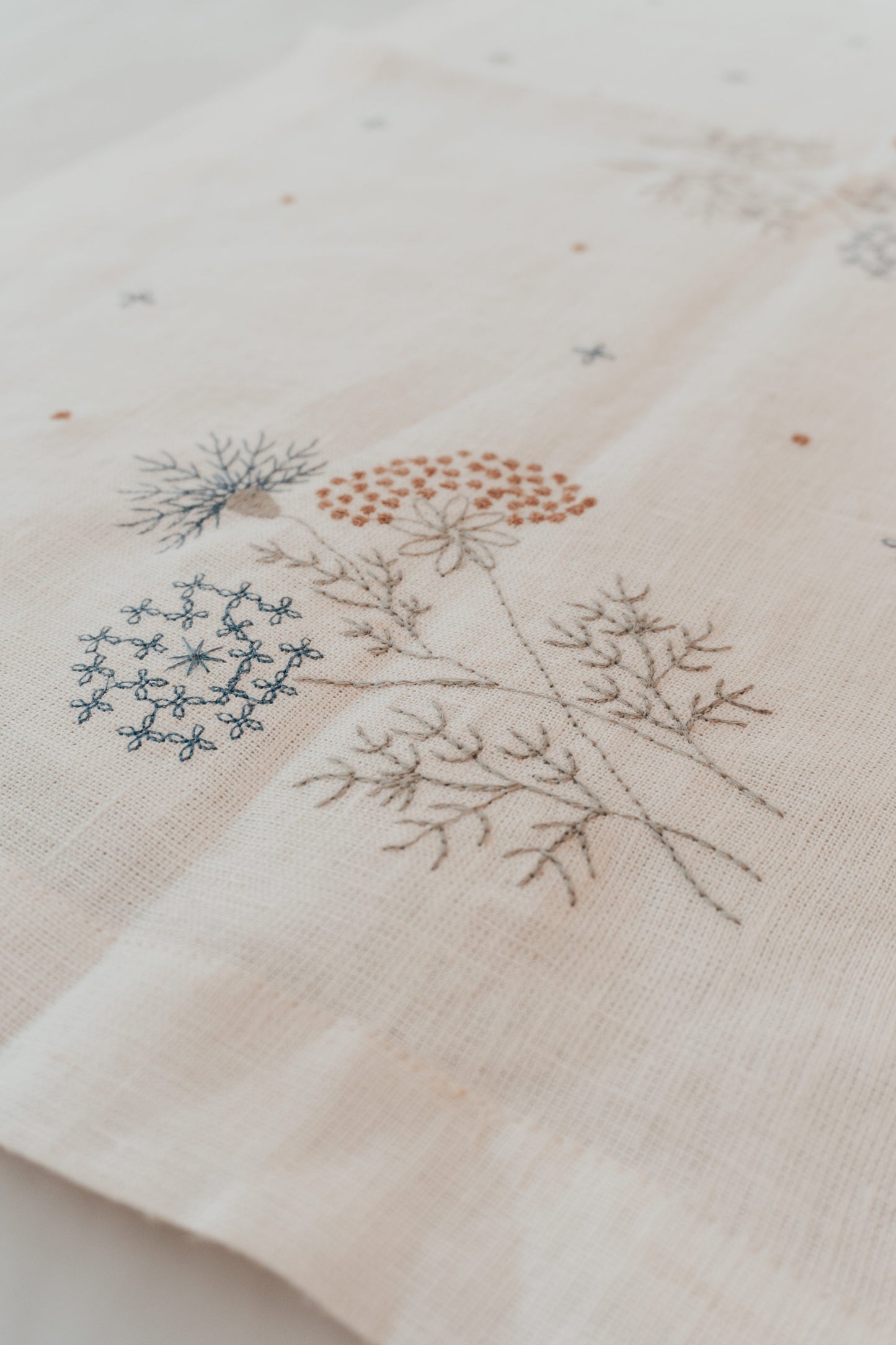 Le Bouquet Linen Table Runner