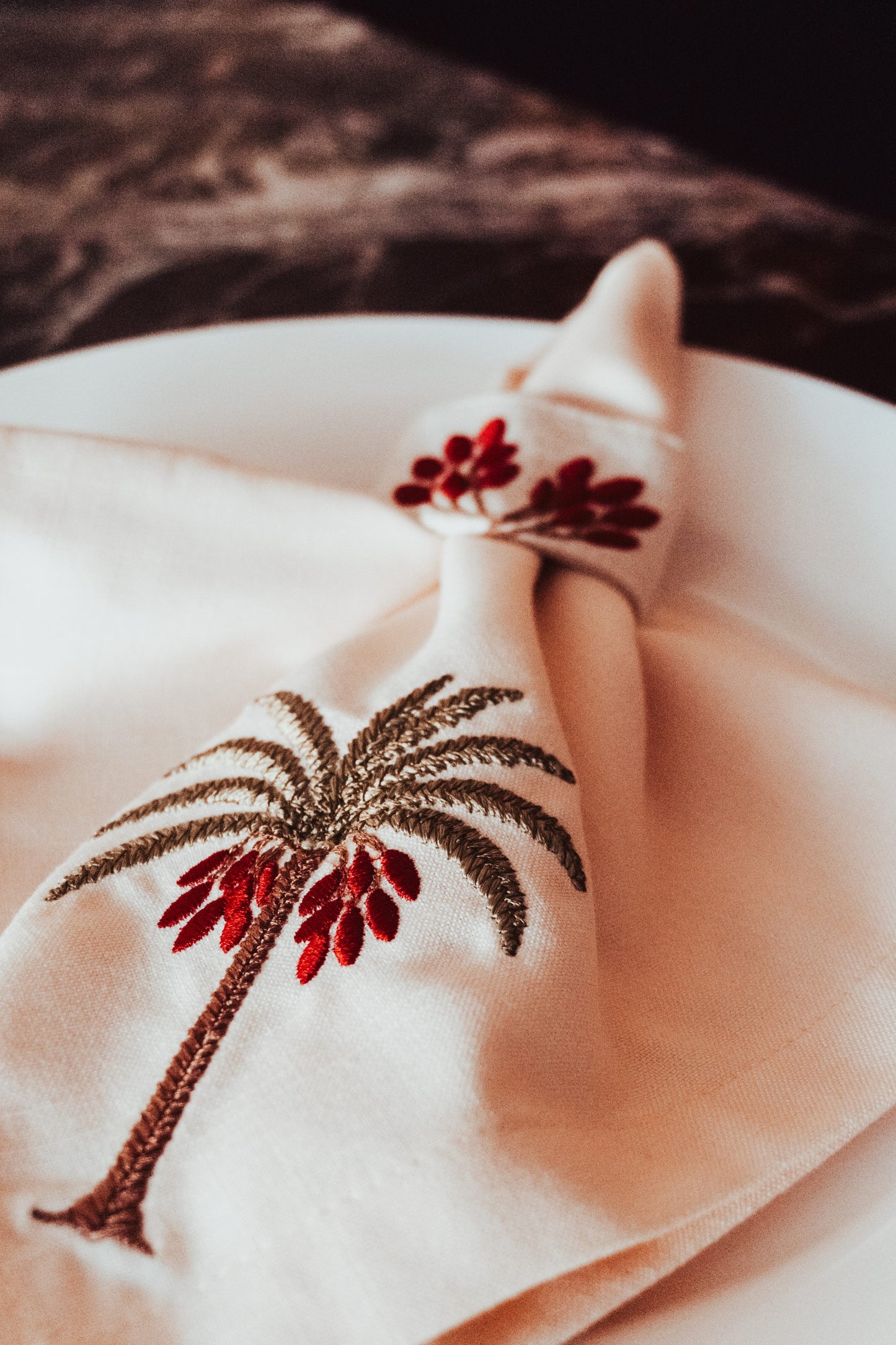 Linen Palmette Napkin & Ring Set – Mixed Linen & Cotton Canvas Elegant linen napkin embroidered with palm and date motifs, paired with a matching cotton canvas ring — a refined touch for sophisticated table settings.
