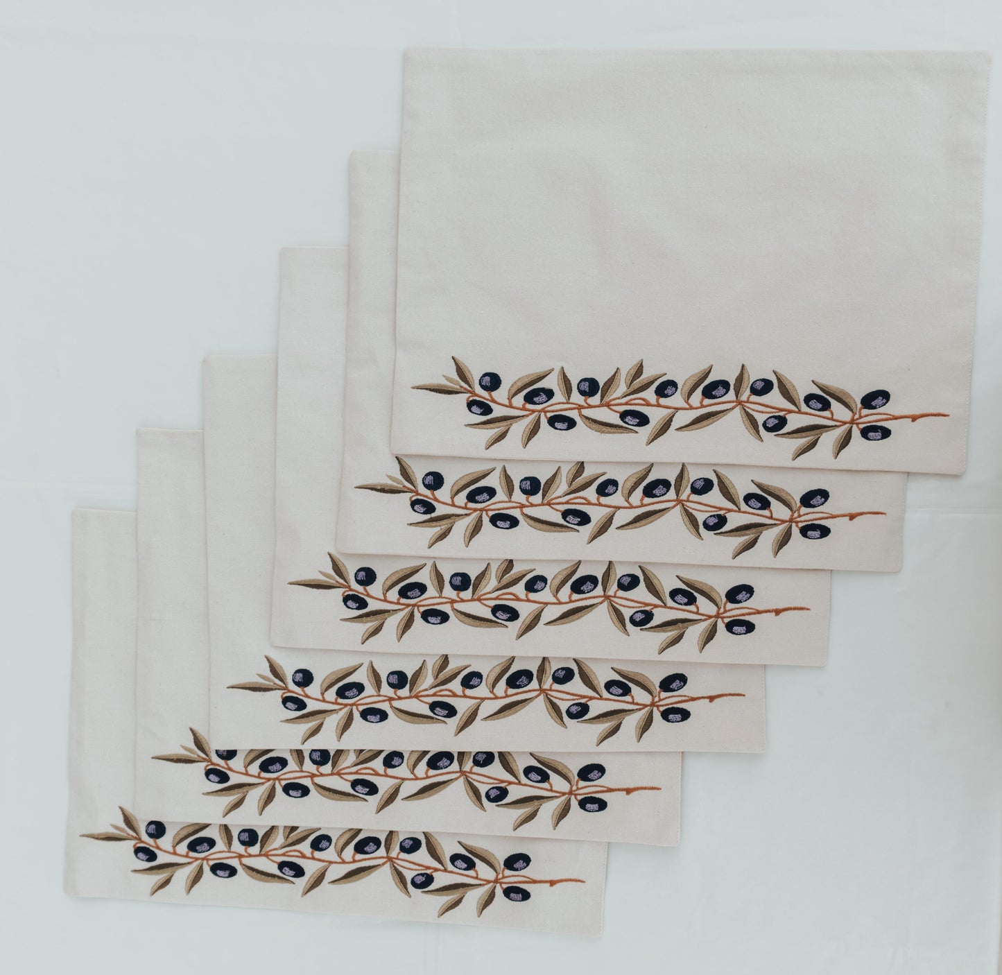 Embroidered Olive Branch Cotton Placemats – Set of 6 Elegant cotton canvas placemats featuring intricate olive branch embroidery — a refined touch that brings Mediterranean charm to any dining table.