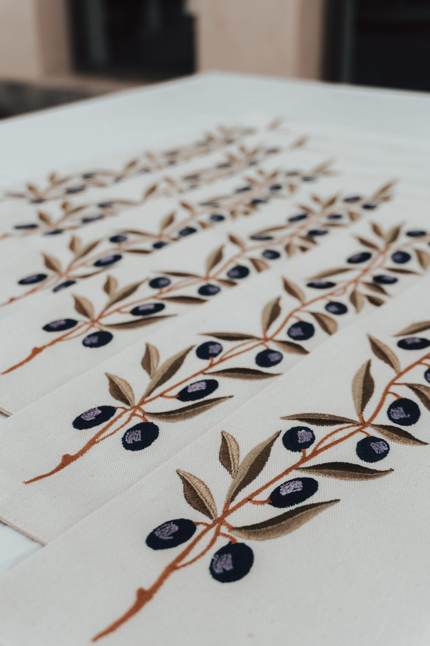 Embroidered Olive Branch Cotton Placemats – Set of 6 Elegant cotton canvas placemats featuring intricate olive branch embroidery — a refined touch that brings Mediterranean charm to any dining table.