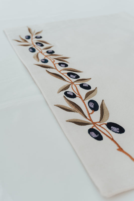 Embroidered Olive Branch Cotton Placemats – Set of 6 Elegant cotton canvas placemats featuring intricate olive branch embroidery — a refined touch that brings Mediterranean charm to any dining table.