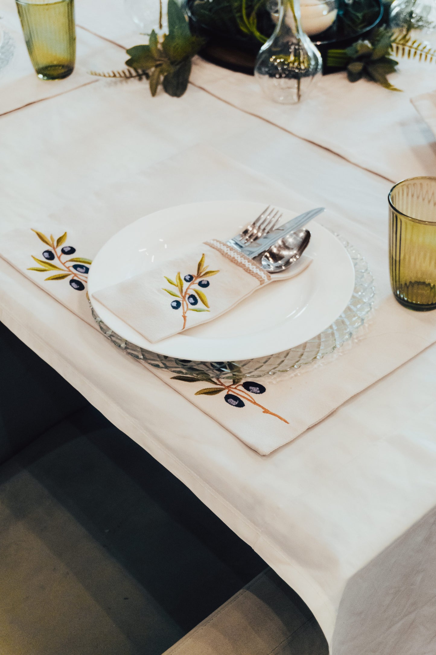 Embroidered Olive Branch Cotton Placemats – Set of 6 Elegant cotton canvas placemats featuring intricate olive branch embroidery — a refined touch that brings Mediterranean charm to any dining table.
